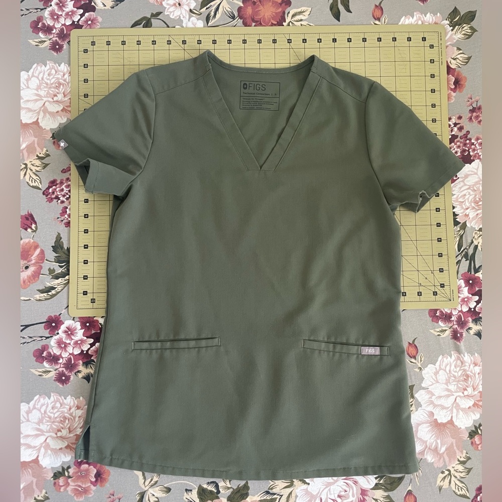 Figs Casma Scrub Top in Moss - small